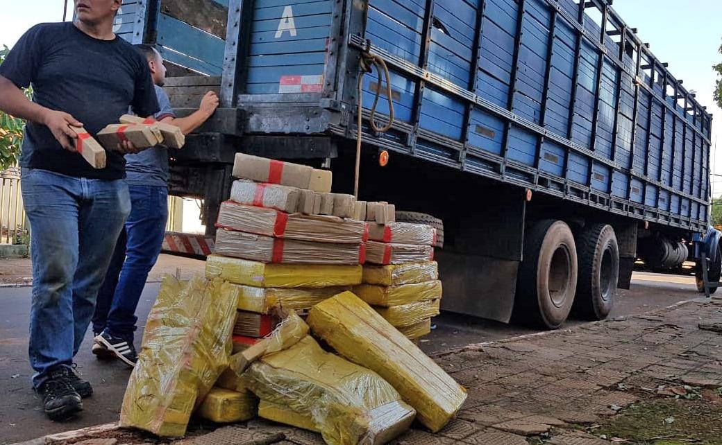 Polícia apreende 236 quilos de maconha em fundo falso de caminhão boiadeiro