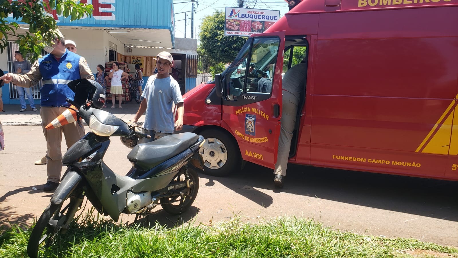 Jovem fica inconsciente em batida entre duas motos em Campo Mourão e é