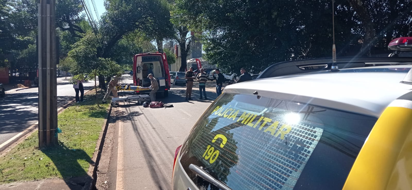 Mulher fica ferida após bater moto em carro estacionado Tribuna do