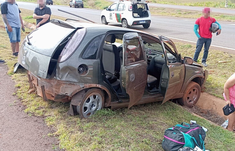 Fam Lia Sai Ilesa De Capotamento De Carro Na Rodovia Pr Tribuna