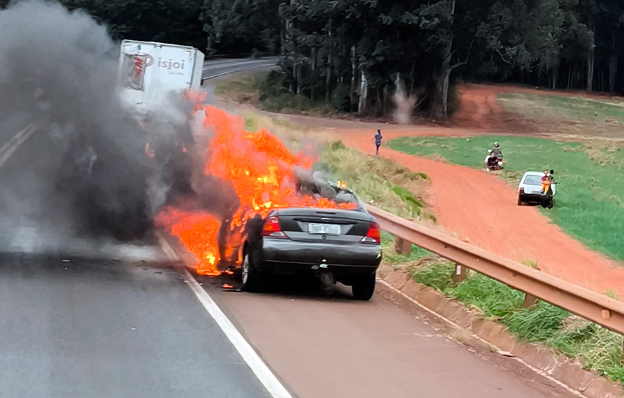 Carro fica completamente destruído após pegar fogo Tribuna do Interior