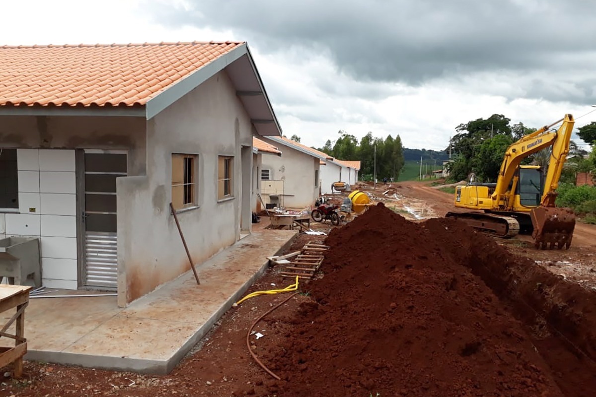 Construção de casas populares para pessoas carentes avança na região