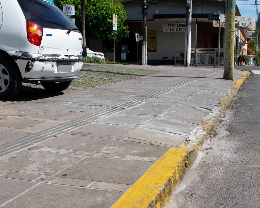Escritório transforma calçada em estacionamento de carros - Direto