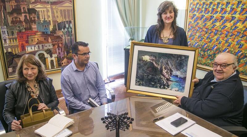Representantes da SBE presentearam o prefeito da capital com quadro retratando a gruta do Lago Azul na cidade de Bonito. Foto: Pedro Ribas/SMCS