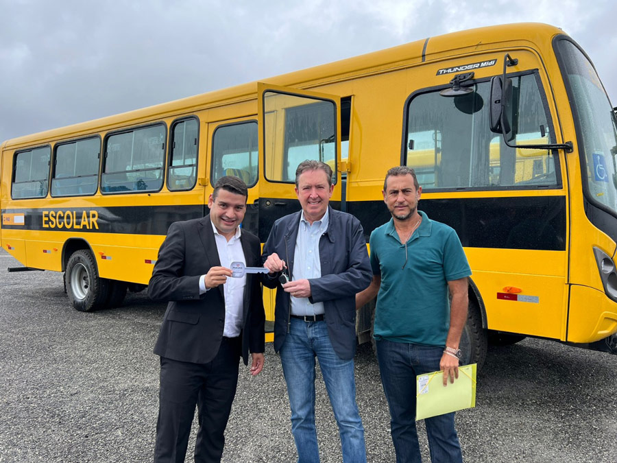 Governador entrega 128 ônibus para transporte de alunos das redes estadual  e municipais
