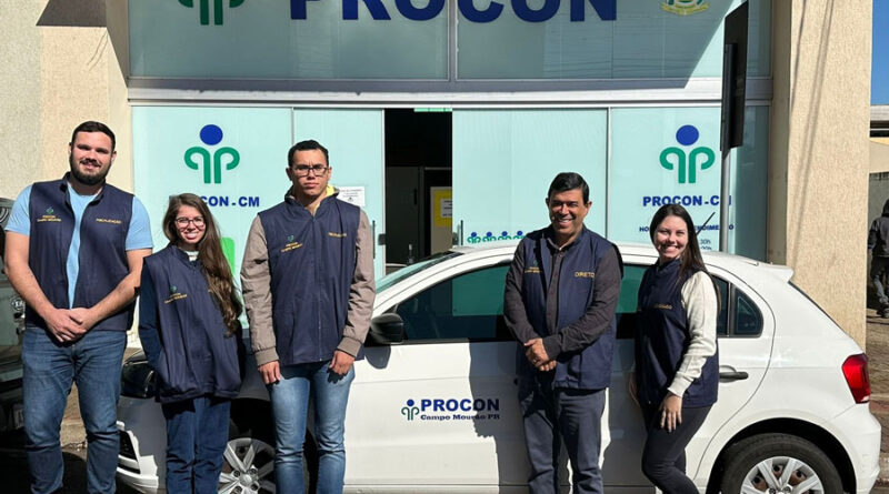 Sidnei Jardim, diretor do Procon, e servidores do órgão com o veículo adquirido