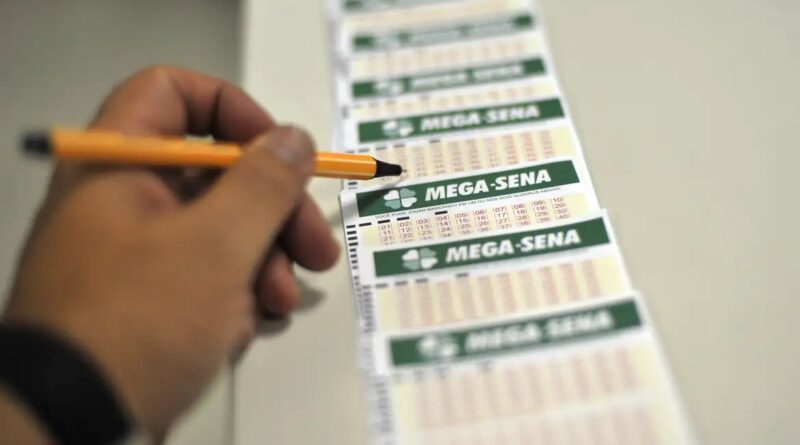 Bilhete da Mega-Sena sendo preenchido