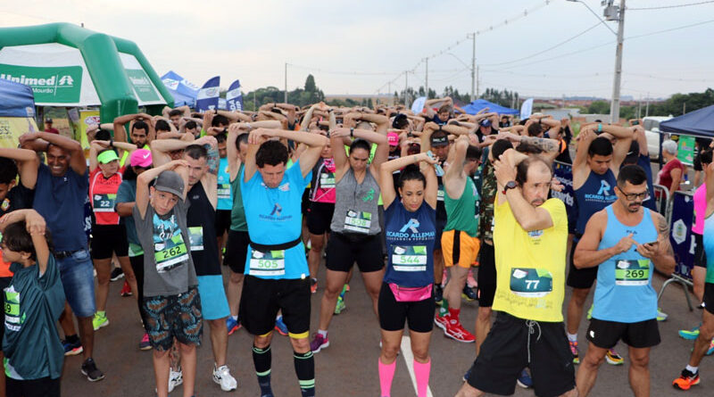 Corredores de rua se alongando antes de prova