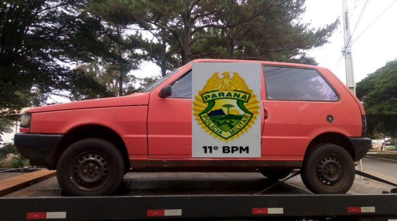 Fiat Uno recuperado pela Polícia Militar
