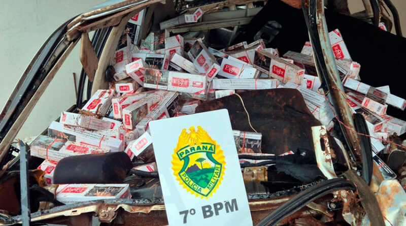 Carro destruído após acidente cheio de cigarros contrabandeados