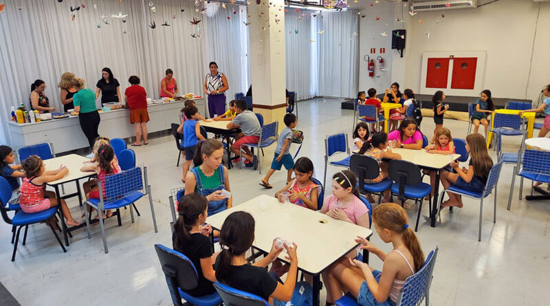 Crianças em atividade na biblioteca durante as férias