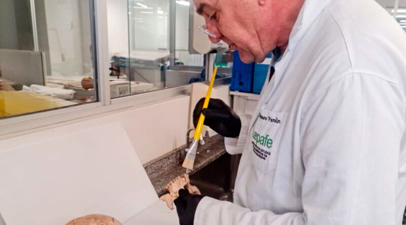 Professor Mauro Parolin no Laboratório de Estudos Paleoambientais da Fecilcam/Unespar