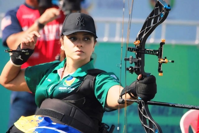 Juliana Cristiana Ferreira da Silva durante competição de tiro com arco