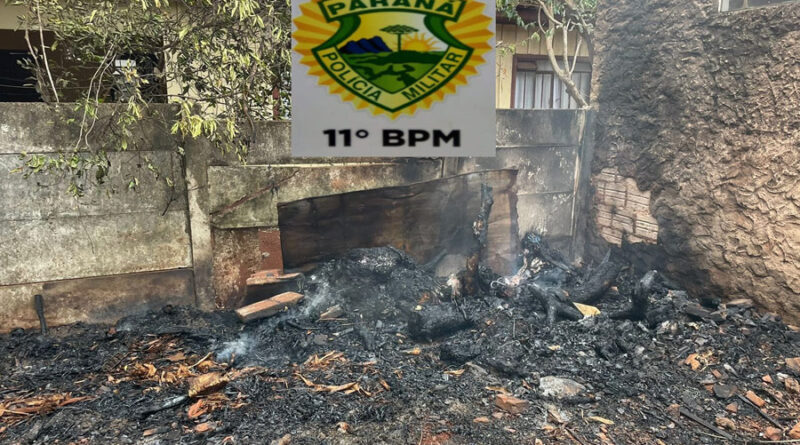 Fogo em folhas secas próximo a residência