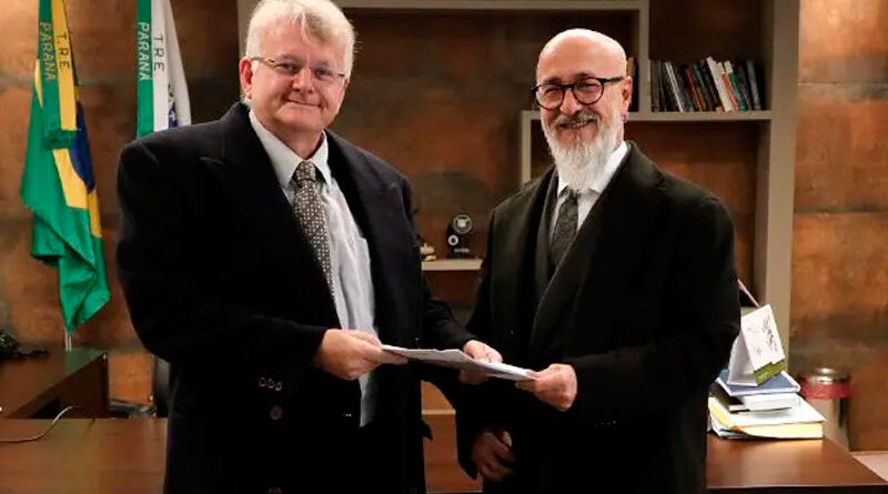 Formalização da entrega da lista foi feita pelo presidente do Tribunal de Contas, Fernando Guimarães, ao presidente do TRE-PR, desembargador Sigurd Roberto Bengtsson