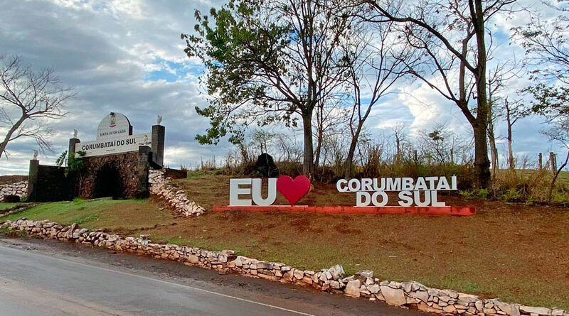 Letreiro em trevo na entrada do município de Corumbataí do Sul