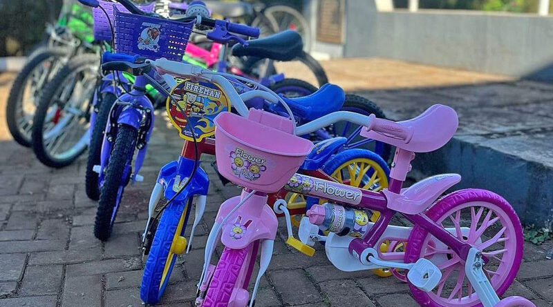 Alunos de Roncador recebem bicicletas