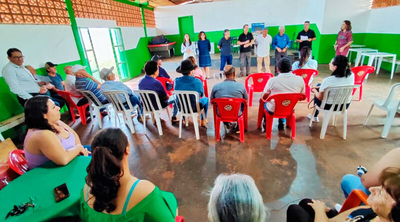 Moradores da comunidade participaram da solenidade de ordem de assinatura para asfalto em Estrada de acesso à comunidade Barreiro das Frutas