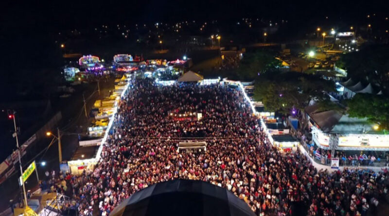 Vista aérea do parque de exposição de Moreira Sales durante festa de aniversário da cidade