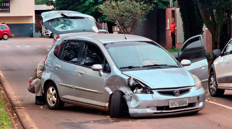 Honda Fit após bater em uma árvore