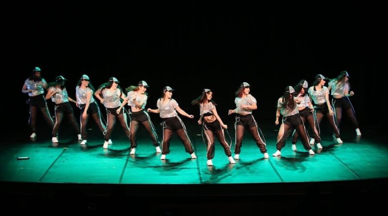 Apresentação de dança no Teatro Municipal de Campo Mourão