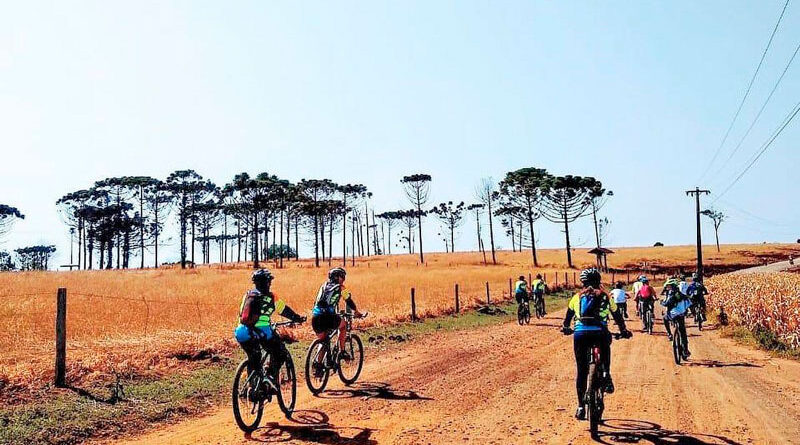 Ciclistas em área rural de Campo Mourão