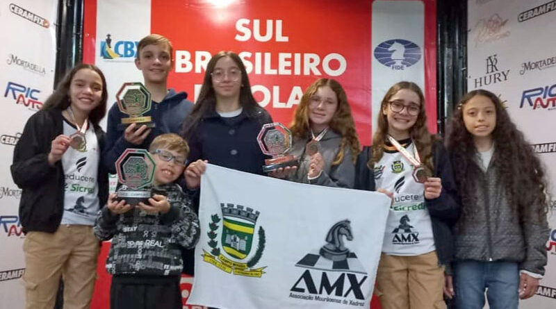 Enxadristas mourãoenses com troféus e medalhas