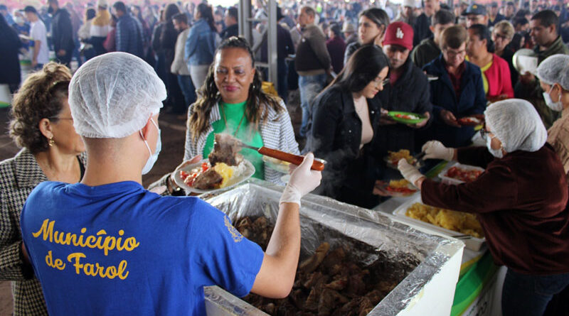 Almoço durante Festa do Agricultor em Farol