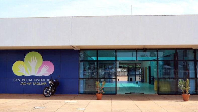 Fachada do Centro da Juventude de Campo Mourão