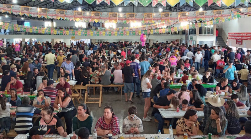 Publico na Festa do Padroeiro São Pedro em Roncador