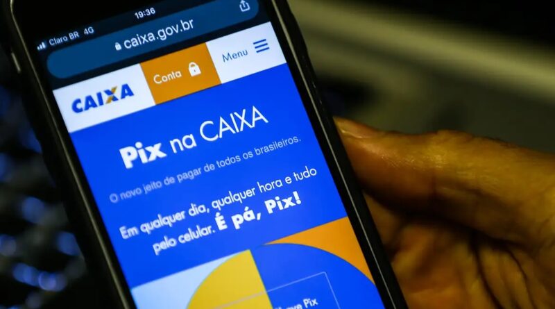 Celular efetuando um pix