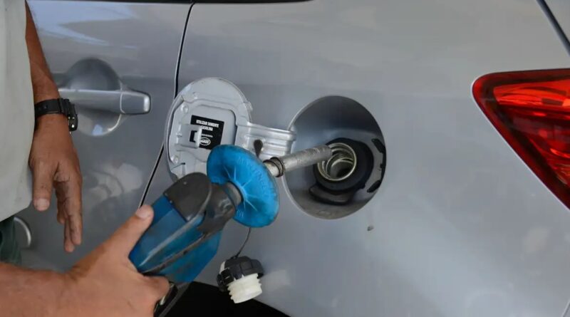 Carro abastecendo de gasolina