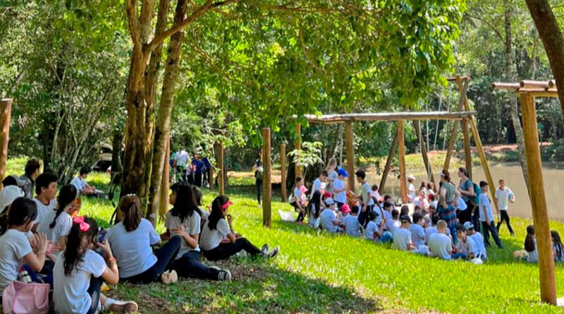 Estudantes no Parque Estadual Lago Azul