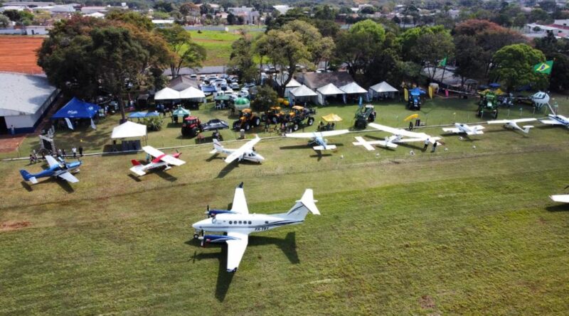 Vista aérea de feira de aviação em Campo Mourão