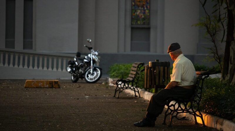 Idoso na praça São José de Campo Mourão
