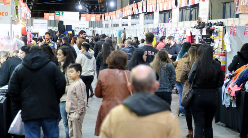 Público durante Ponta de Estoque em Maringá