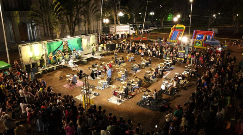 Encontro de bateristas em praça