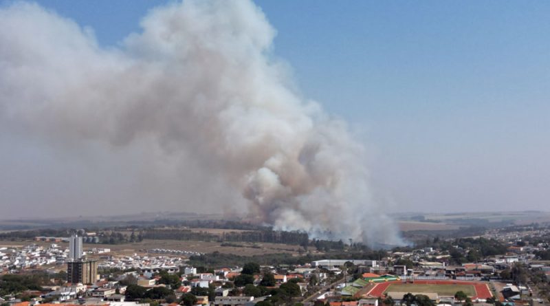 Foto aérea de fumaça resultante de fogo em área rural de Campo Mourão