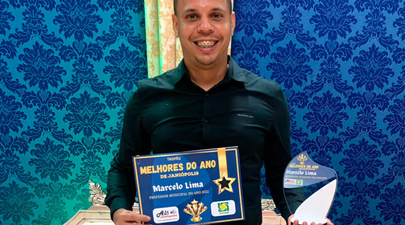 Professor Marcelo Sobreira segurando premiação