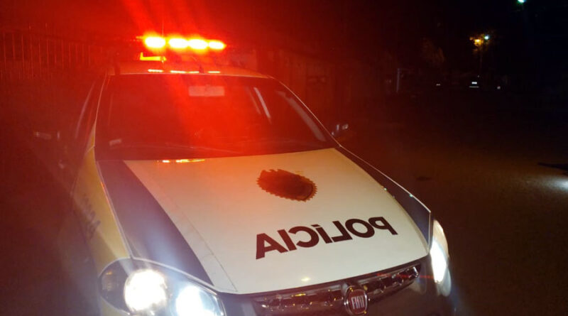 Viatura da Polícia Militar durante a noite