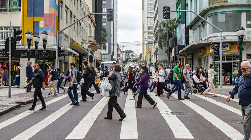 Pessoas atravessando na faixa de pedestre