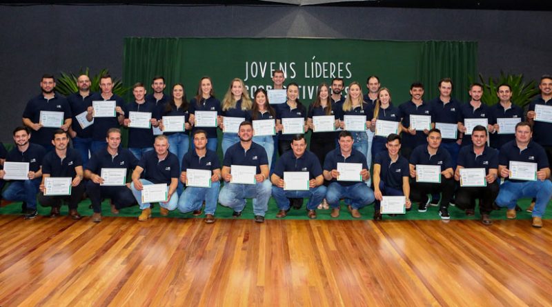 Turma de Jovens Líderes Cooperativistas com diploma de conclusão do curso