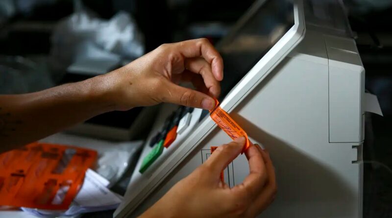 Urna eleitoral sendo lacrada