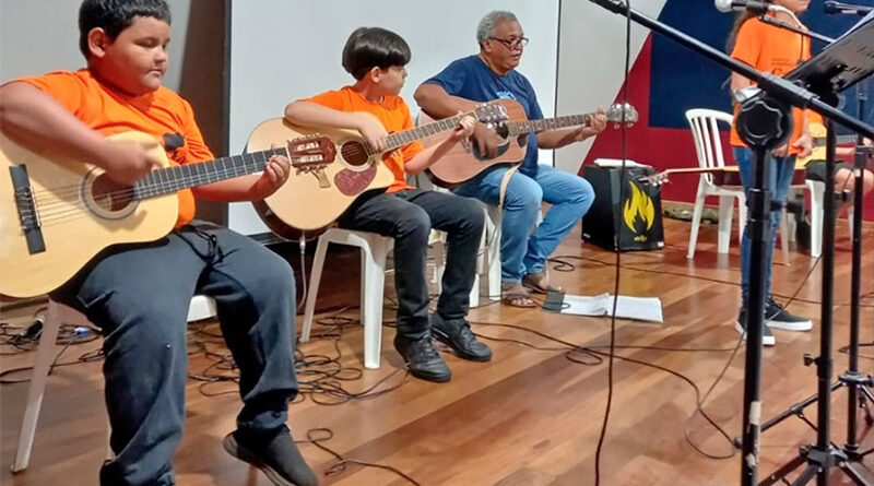 Crianças do projeto Cristo Nosso Show em apresentação de violão