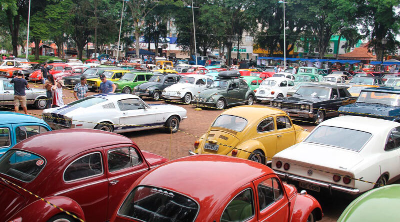 Exposição carros antigos na Praça São José