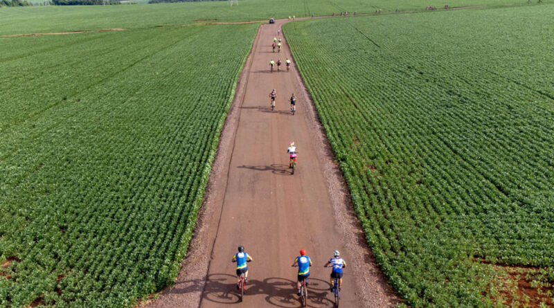 Ciclistas em meio a lavoura de soja