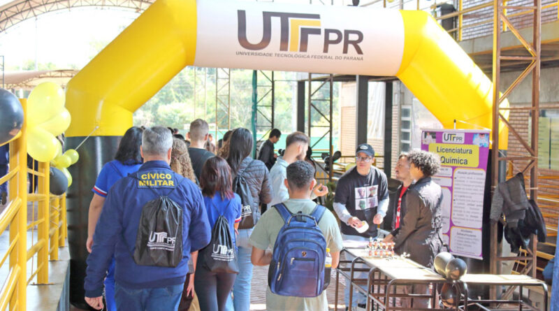 Jovens visitando feira das profissões da UTFPR, em Campo Mourão.