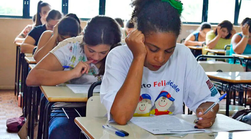Estudantes fazendo prova de vestibular