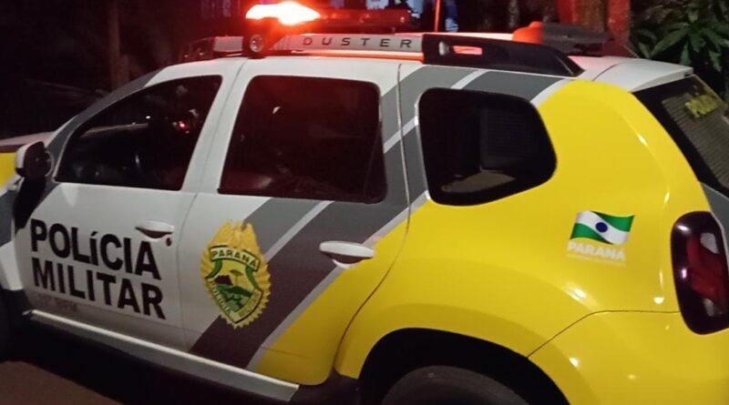 Viatura da Polícia Militar durante a noite