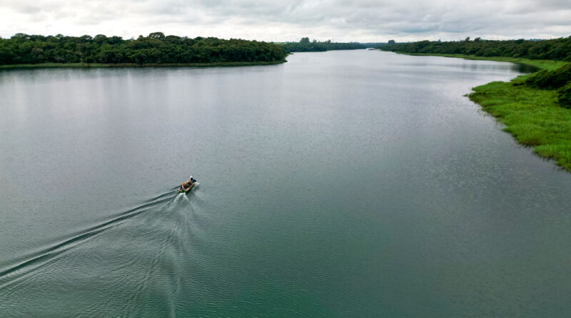 Vista aérea do reservatório de Itaipu.